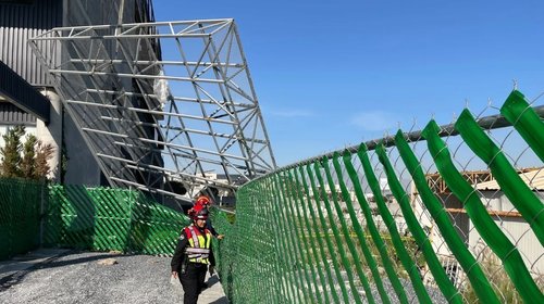 Cae estructura de panorámico y lesiona a trabajador