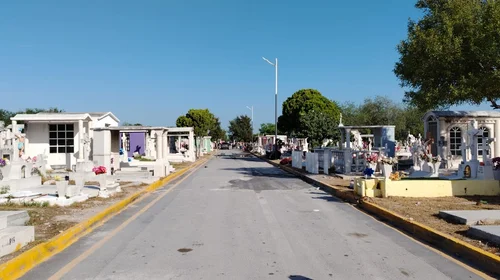Refuerzan seguridad en panteones por el Día de las Madres