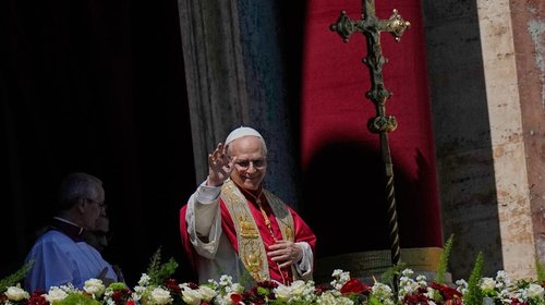 Papa León XIV llama a la paz en su primera misa de Pascua