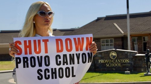Paris Hilton apoya denuncias de maltrato en internados de Utah