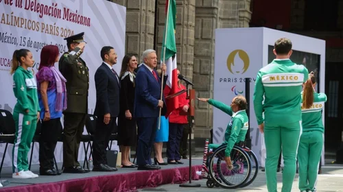 ¡París no termina aún! Abandera AMLO a delegación paralímpica