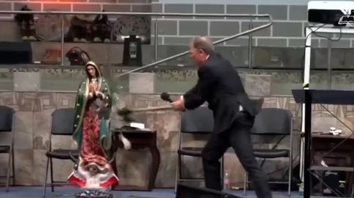 Pastor destruye figuras de la Virgen y la Santa Muerte en iglesia