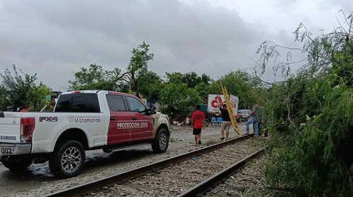 Atienden a familia damnificada por fenómeno meteorológico