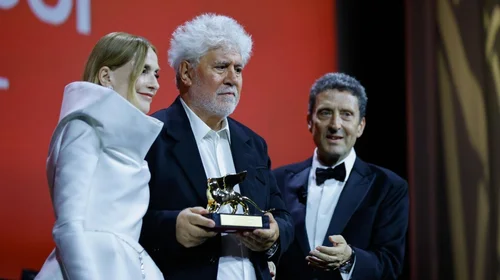 Pedro Almodóvar se lleva el León de Oro por 'The Room Next Door'