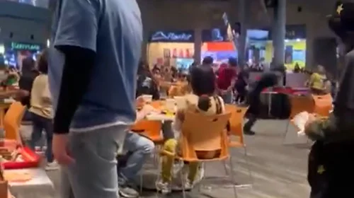 Captan pelea entre jóvenes en centro comercial en San Nicolás