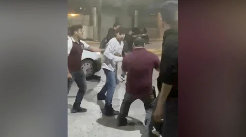 Maestro defiende a una estudiante y termina en riña