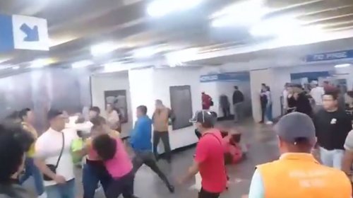 VIDEO: Vendedores se pelean al interior de la Línea 2 del metro