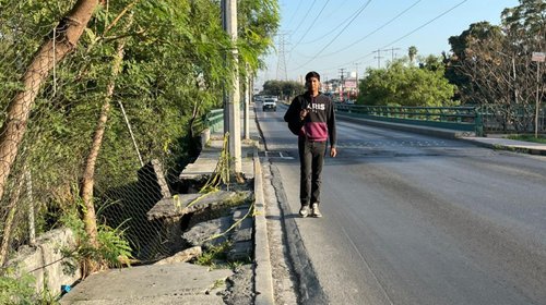Reportan peligro por banqueta colapsada en Guadalupe