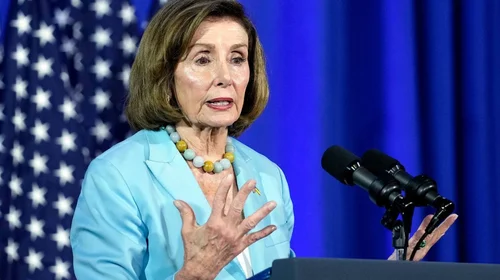 Pelosi se somete a cirugía de reemplazo de cadera tras caída