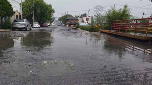 Golpea a pequeños negocios fuga de aguas negras en Apodaca