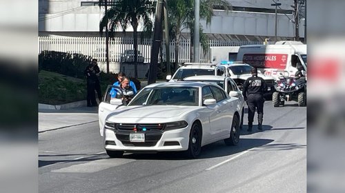 Persiguen y detienen a hombre que iba en auto robado