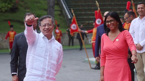 Recibe Delcy Rodríguez a Petro en Caracas tras caída de Maduro