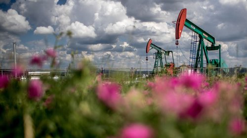 Petróleo sube 7.13% tras bloqueo de Trump en estrecho de Ormuz