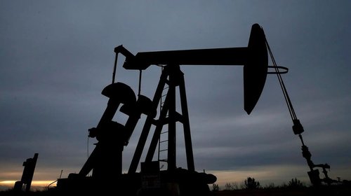 Petróleo cae hasta US$105 pendiente de reunión entre Trump y Xi