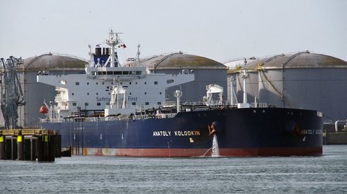 Llega buque ruso con 100 mil toneladas de petróleo a Cuba