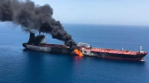 Dos barcos incendiados frente a las costas de Emiratos Árabes