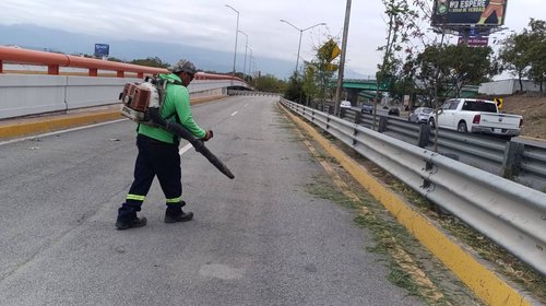 Inicia programa de limpieza en accesos carreteros