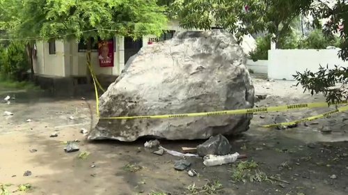 Enorme piedra del cerro del Topo Chico cae hacia viviendas