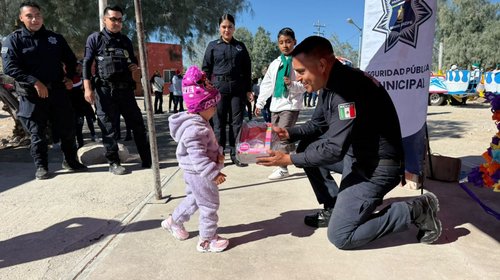 Policía Municipal celebra posada con niños del ejido Hipólito