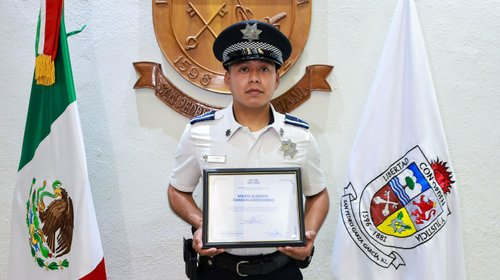 Reconocen a policía en San Pedro por rescatar a bebé de incendio