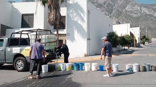 Policías de Santa Catarina reparten agua en el municipio