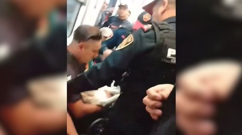 Policías obligan a salir del metro a hombre con perrito enfermo