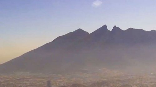 Domina ambiente brumoso; esperan entrada de polvo a Monterrey