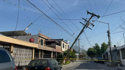 Reportan poste de luz a punto de caer; deja sin luz a San Nicolás
