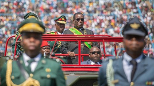 Presidente de Zimbabue amplía su mandato al retrasar elecciones