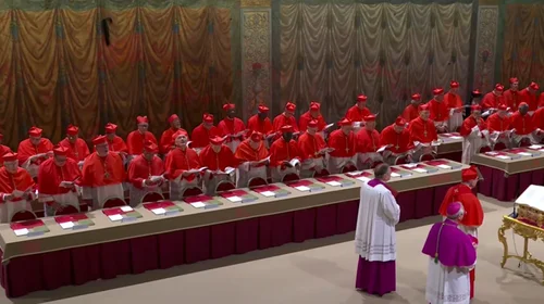 Comienza la procesión de los cardenales para elegir al nuevo papa