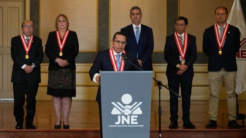 Perú anuncia resultados de comicios presidenciales tras un mes