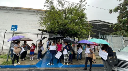 Protestan bajo la lluvia contra director de primaria en Guadalupe