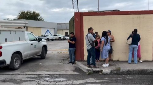 Vecinos protestan por falta de luz y la restablecen horas después