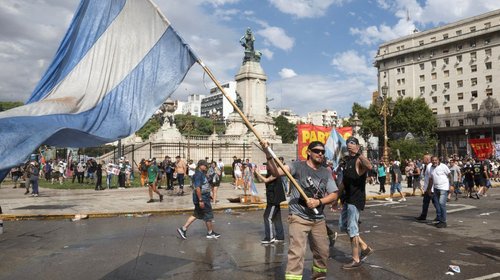 Inflación en Argentina baja a su menor nivel en ocho meses