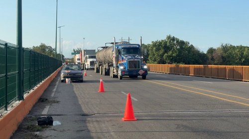 Colocan malla protectora en borde del puente del río Purificación