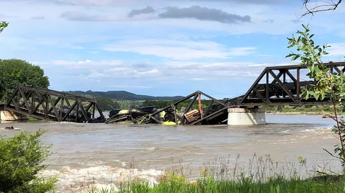 Tren cae a río en Montana luego de derrumbe de puente