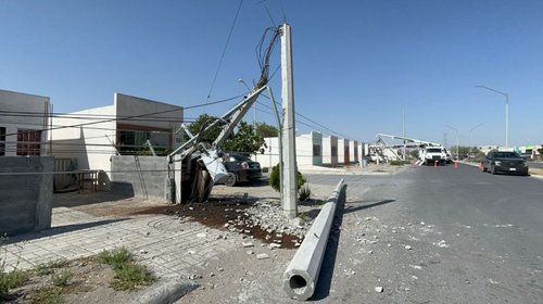 Postes caídos y daños materiales por ráfagas de viento en Reynosa