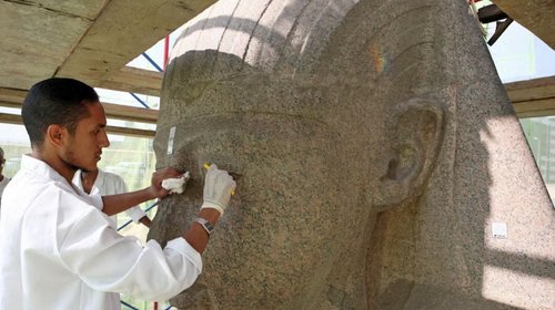 Termina la restauración de una estatua del faraón Ramsés II
