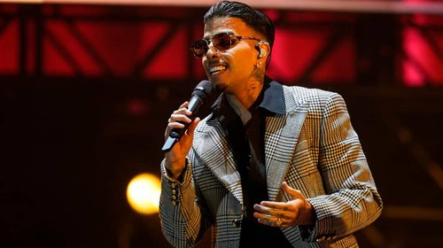 Rauw Alejandro recibe el premio Herencia Hispana 2025