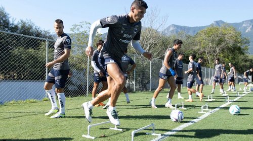 Entrena Rayados sin centros delanteros debido a lesiones