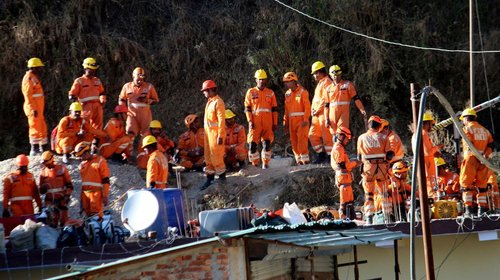 Reanudan perforación para sacar a trabajadores de túnel en India