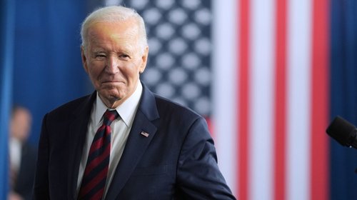 Rechazan intento de Biden por bloquear entrevistas con escritor