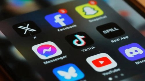 Francia prohíbe las redes sociales a menores de 15 años