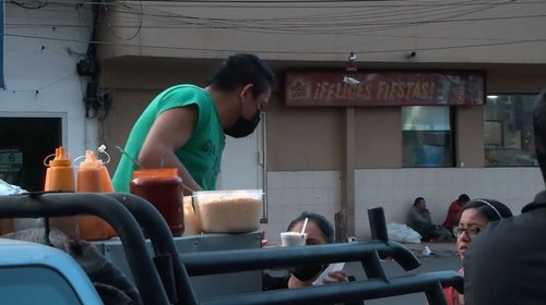Regalan elotes afuera de Hospital de Zona #21 del IMSS