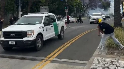 Manifestantes anti ICE atacan vehículos en California