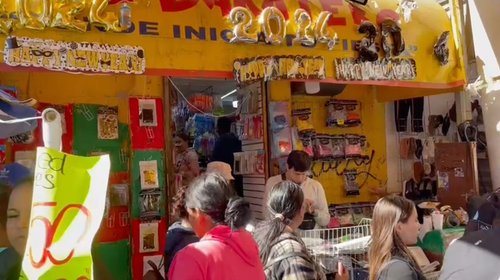Regios abarrotan calles del centro para compras de fin de año