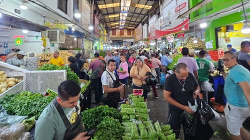 Regios abarrotan mercados para surtirse en temporada de Cuaresma