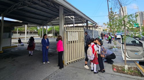 Retornan alumnos a escuelas de Nuevo León tras Semana Santa