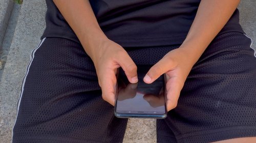 Reino Unido restringe redes sociales a menores de 16 años