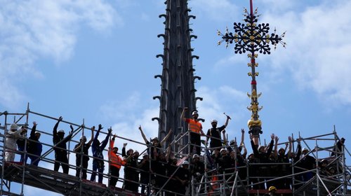 Reinstauran cruz de la catedral de Notre Dame de París